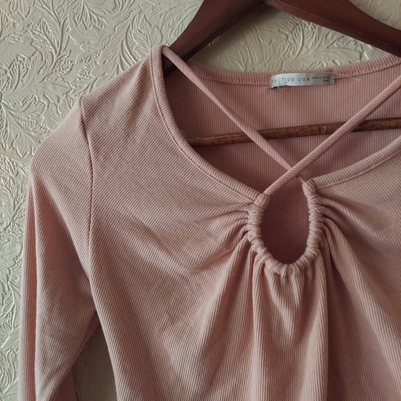 Active USA light pink ribbed long sleeve crop top w cross front detail Sz small - Picture 2 of 8